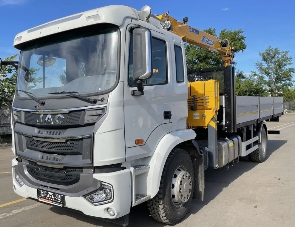 Бортовой автомобиль JAC N200 с КМУ XCMG SQS200-6